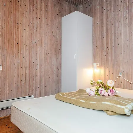 8 Person Holiday In * فايرس ستراند