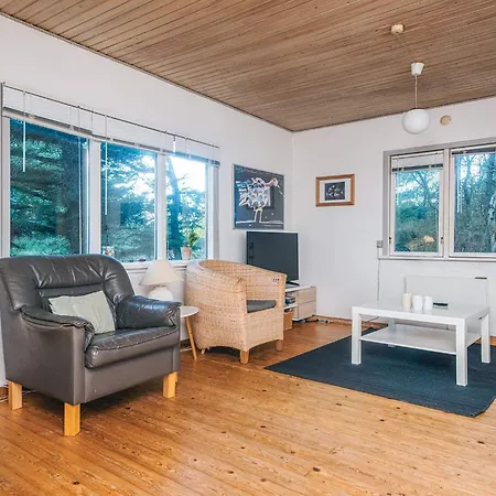 8 Person Holiday In * فايرس ستراند